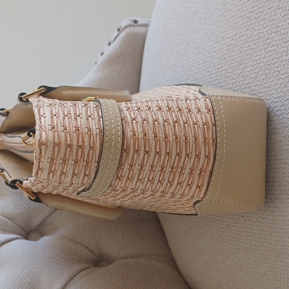 Etienne Aigner Spacious Woven Zippered Bag - Picture 5 of 16